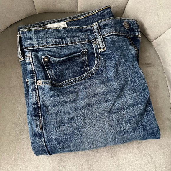 Levi Strauss Co . Medium/Light Wash Style Number 502 - Picture 2 of 7